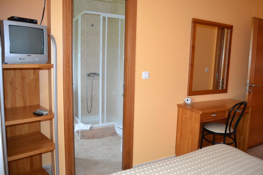 Hostal Pereirina Cee Exterior photo